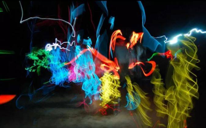 बंगळुरु : ओपन स्पेस, हिरव्यागार गार्डन, मॉल्सचं विश्व आणि पार्टीची विविध ठिकाणं असं बंगळुरुचं वर्णन करता येईल. बंगळुरुमधील रेस्टॉरंट हे पर्यटकांचं आकर्षण असतात. रॉकिंग क्राऊडसोबत लाईव्ह डीजे पार्टीचा आनंद आणखी वाढवतात.