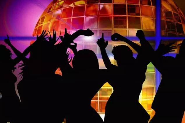 मुंबई : 2017 या वर्षाला निरोप देऊन नव्या वर्षाच्या स्वागताची देशभरात जोरदार तयारी सुरु आहे. अनेक जण अगोदरपासून नव्या वर्षाच्या स्वागतासाठी पर्यटनस्थळांवर दाखल झाले आहेत. मात्र तुम्ही अजून प्लॅन केला नसेल तर असे काही निवडक ठिकाणं आहेत, जिथे जाऊन तुम्ही नव्या वर्षाचं स्वागत करु शकता.