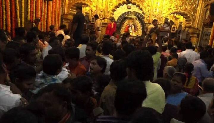 सरत्या वर्षाला निरोप आणि नववर्षाचं स्वागत करण्यासाठी लाखो साईभक्तांनी साई दरबारात हजेरी लावली.