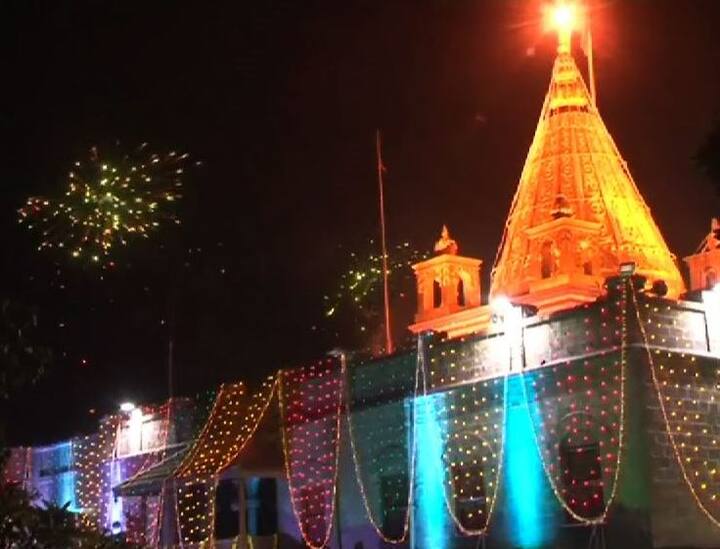 काल सकाळपासूनच शिर्डीत भाविकांनी गर्दी केली होती. देशातील साई भक्तांसह परदेशातील साई भक्तांनी साई नगरीत हजेरी लावत नववर्षाचे स्वागत केलं.  काल रात्रभर मंदिर उघडे असल्याने रात्री 12 वाजता साईंचं दर्शन घ्यावं या उद्देशाने भाविकांनी दर्शनबारीत प्रवेश केल्याचं प्रकर्षाने जाणवलं.