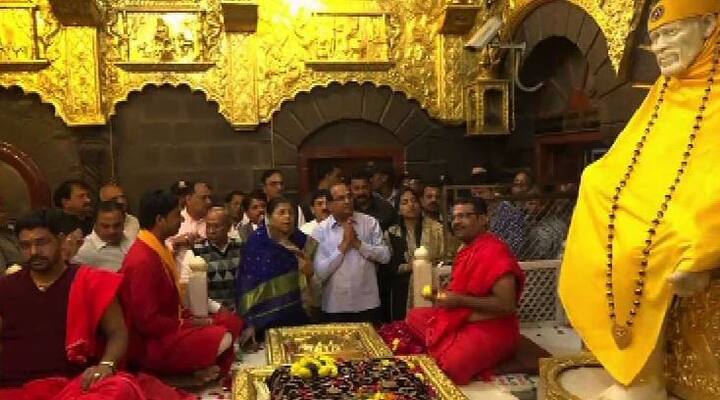 याशिवाय राज्याचे विधानसभेतील विरोधी पक्षनेते राधाकृष्ण विखे पाटील यांनीही सपत्नीक साईंचं दर्शन घेऊन नवीन वर्षाचा प्रारंभ केला.