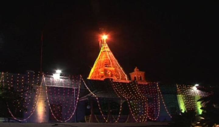 साईबाबा संस्थाननेही नवीन वर्षाचं स्वागत करताना साईसमाधी मंदिर, द्वारकामाई, चावडी आणि गुरुस्थान मंदिराला आकर्षक फुलांनी सजवलं. मंदिराला आकर्षक विद्युत रोषणाईही करण्यात आली.