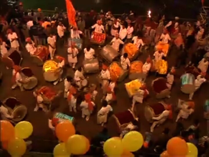Happy New Year 2018 : Nashik Dhol new year celebration एकाच वेळी 9 ढोल पथकांची सलामी, नाशिकमध्ये नववर्षाचं जल्लोषी स्वागत
