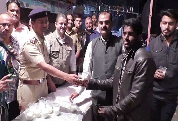 Ambernath : Police distributes milk to people on 31st night अंबरनाथ पोलिसांकडून थर्टी फर्स्टला दूध वाटप