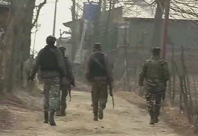 CRPF वर हल्ला करणारा दहशतवादी दहावीतील विद्यार्थी, वडील जम्मूत पोलीस! Pulwama attack: 5 jawans, 2 terrorists killed in attack on CRPF camp in Jammu & Kashmir, 16 year old 10th class student include in militants gang CRPF वर हल्ला करणारा दहशतवादी दहावीतील विद्यार्थी, वडील जम्मूत पोलीस!