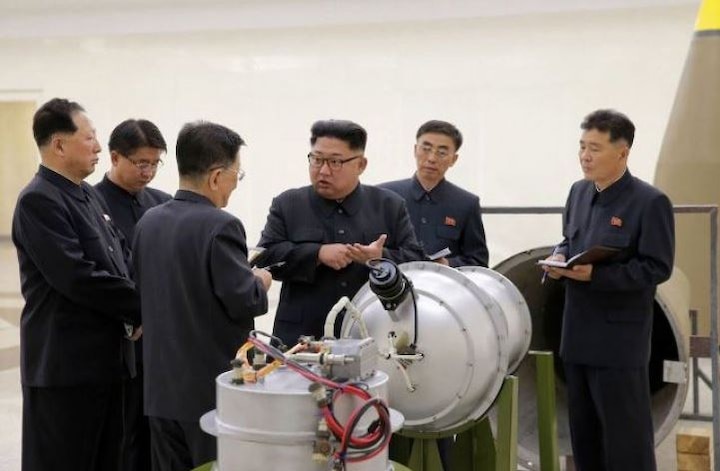 kim jong declares north korea is a nuclear power says-button-is-on-his-desk माझ्या हातात अणू बॉम्बचं बटण, नववर्षाच्या सुरुवातीलाच किम जोंगची धमकी