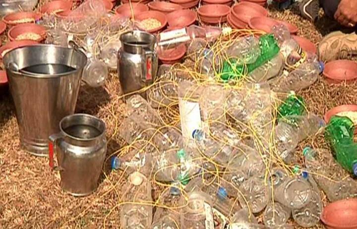 नवीन वर्षाचा नवीन संकल्प करत कोल्हापुरातील मावळा प्रतिष्ठानच्यावतीनं, पन्हाळा गडजवळ पावनगड परिसरातील पक्षांसाठी मुबलक पाणी आणि धान्याची व्यवस्था केली आहे. हा उपक्रम इथून पुढं अखंडपणे चालणार आहे. 