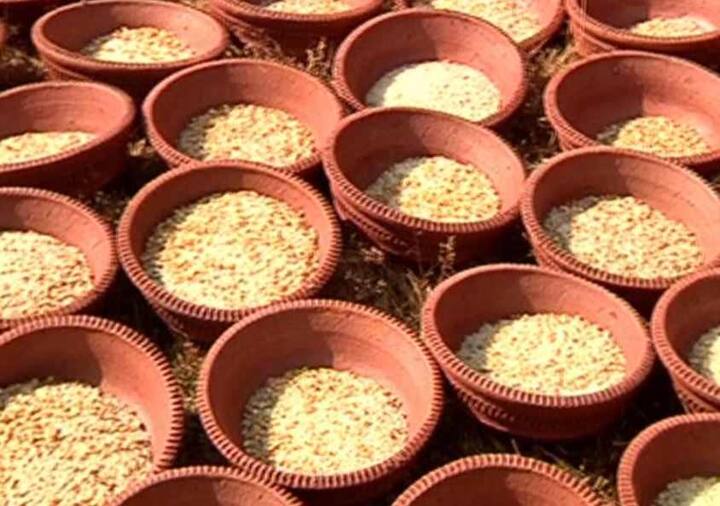 कोल्हापूर जिल्ह्यातल्या पावनगड परिसरातील जंगलात दुर्मिळ पक्षांचा अधिवास आहे. मात्र या परिसरात माणसाने शिरकाव केल्याने, पक्षांचे अस्तित्व धोक्यात आले आहे. या पक्षांना जीवनदान देण्यासाठी वारणा नगर परिसरातील मावळा प्रतिष्ठानच्यावतीने नवीन वर्षाचा संकल्प म्हणून एक मूठ धान्य पक्षांसाठी हा उपक्रम सुरु केला आहे. या उपक्रमात तब्बल 300 तरुणांनी सहभाग घेतला.