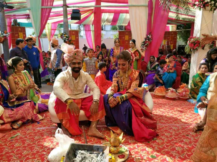जालना : भारतीय अंडर 19 संघाचा माजी कर्णधार विजय झोल आज नववर्षाच्या मुहूर्तावर लग्न बंधनात अडकला. 