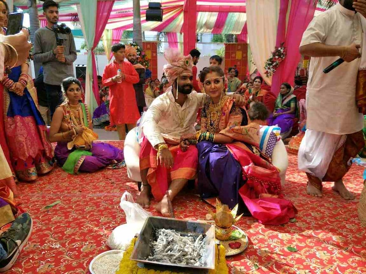 दरम्यान आज या नव दाम्पत्याला आशीर्वाद आणि भेट देण्यासाठी मुख्यमंत्री देवेंद्र फडणवीस देखील येणार आहेत.