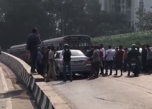 मुंबईत जेव्हीएलआरवर सकाळी 11 वाजताच्या सुमारास वाहनं अडवण्यात आली