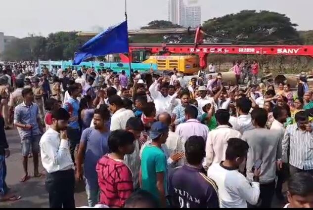 मुंबईतील मुलुंड परिसरात सकाळी 9.45 वाजताच्या सुमारास आंदोलक जमले होते