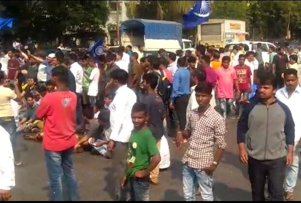 मुंबईतील मुलुंड परिसरात सकाळी 9.45 वाजताच्या सुमारास आंदोलक जमले होते