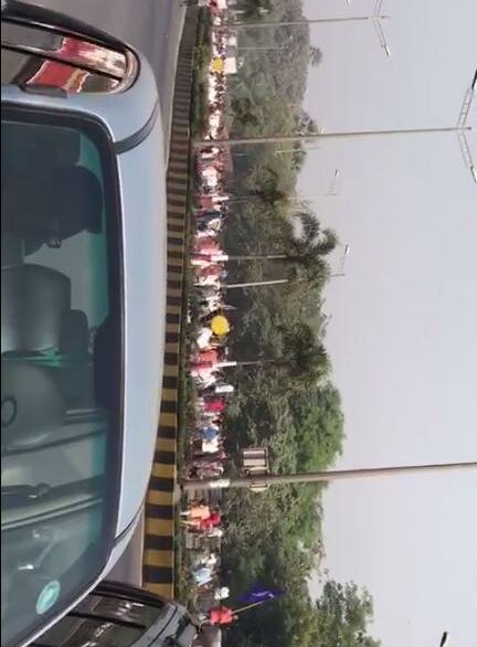 मुंबईत पवई भागात वाहतूक काही रोखून धरण्यात आली