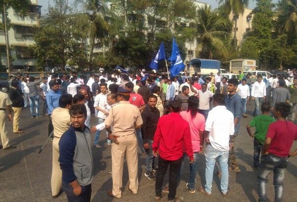 मुंबईत सकाळी साडेनऊ वाजता मुलुंड इस्टर्न एक्स्प्रेस हायवे आंदोलन कर्त्यांनी अडवला