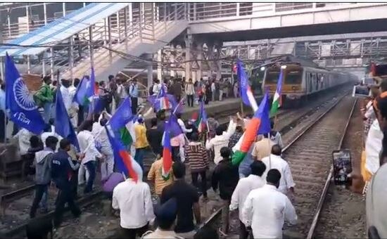 मुंबईत विरार स्टेशनवर सकाळी 8.45 च्या सुमारास दहा मिनिटांसाठी अडवलेली ट्रेन रवाना, आंदोलकांना हटवलं