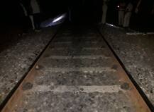 परळीत रेल्वेरुळावर सिमेंट ब्लॉक, घातपाताचा संशय