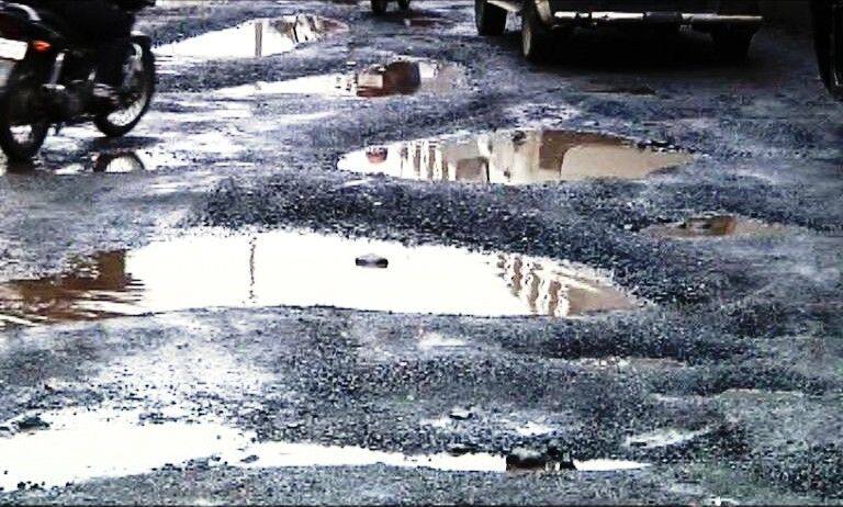 bmc report on road conditions 96 engineers found guilty latest marathi news मुंबईकरांना खड्ड्यात घालणाऱ्या 96 दोषी अभियंत्यांना पालिकेचा दणका