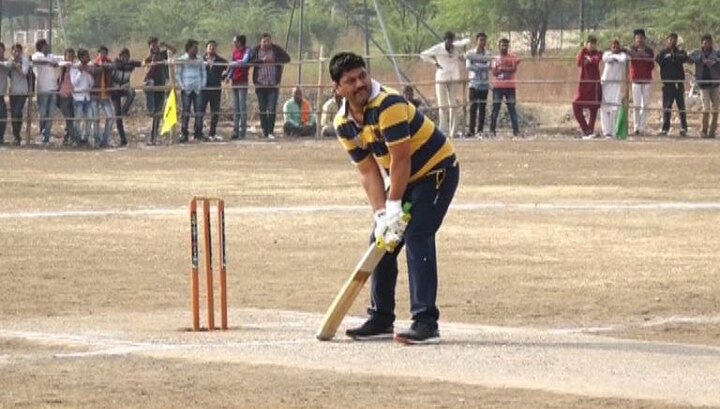 Dhananjay Munde’s not out inning in Sarpanch Trophy VIDEO : सरपंच चषकात धनंजय मुंडे मैदानात, 30 धावांची नाबाद खेळी