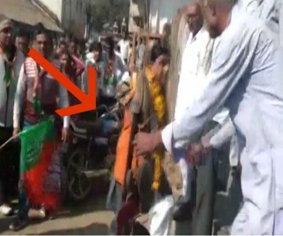 bjp candidate dinesh sharma wear garland of shoes in mp मतं मागायला आलेल्या भाजप उमेदवाराला मतदारांकडून चपलांचा हार