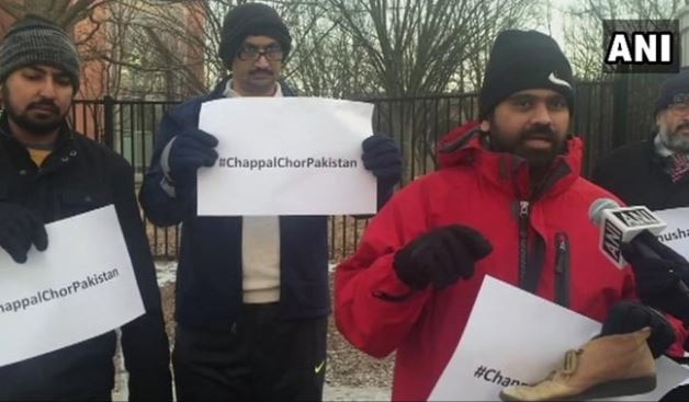 washington dc indian americans balochs protest outside pakistan embassy ‘चप्पल चोर पाकिस्तान!’ कुलभूषण प्रकरणी अमेरिकेत घोषणाबाजी
