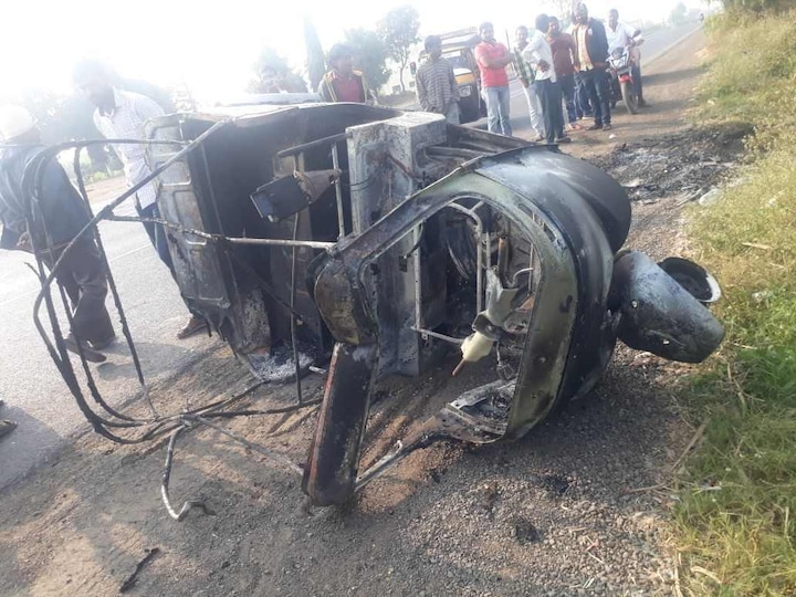 Fire at auto rickshaw in Ahmednagar the death of both latest update अहमदनगरमध्ये धावत्या रिक्षाला आग, तीन चिमुरड्यांचा दुर्दैवी मृत्यू