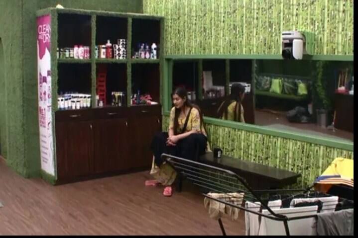  हिना आणि विकासचं बोलणं ऐकून शिल्पा म्हणाली की, 'शोच्या सुरुवातीपासूनच मला एकटीला खेळावं लागलं. कुणीही माझी कधीच साथ दिली नाही. मी कायम या सर्वांच्या निशाण्यावर होते.'