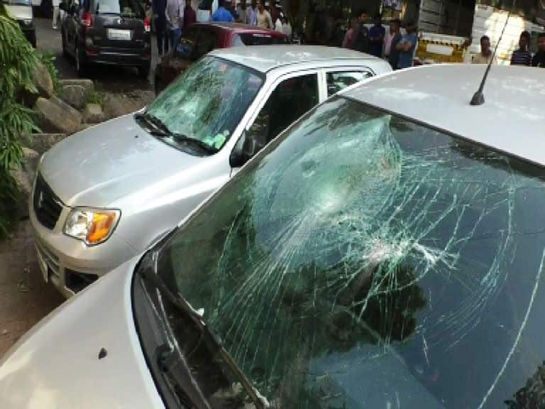 पिंपरीत तोडफोडीचं सत्र सुरुच, गाड्या आणि घराच्या काचाही फोडल्या Pimpari Chinchwad : Gang of 15 to 20 youth ransacked vehicles पिंपरीत तोडफोडीचं सत्र सुरुच, गाड्या आणि घराच्या काचाही फोडल्या