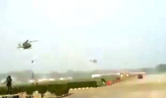 आर्मी डेच्या सरावादरम्यान अपघात, हेलिकॉप्टरमधून तीन जवान कोसळले