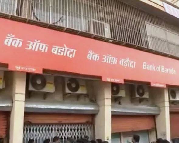 सर्वसामान्यांच्या खिशाला कशी कात्री लावली जात आहे, ते या आकड्यांमधून स्पष्ट दिसत आहे. 2017-18 मध्ये पंजाब नॅशनल बँकने 97 कोटी, सेंट्रल बँक 69 कोटी, इंडियन बँक 51 कोटी, कॅनरा बँक 62 कोटी, आयडीबीआय बँक 52 कोटी आणि युनियन बँकेने चार्ज म्हणून 33 कोटी रुपये सर्वसामान्यांकडून वसूल केले आहेत.