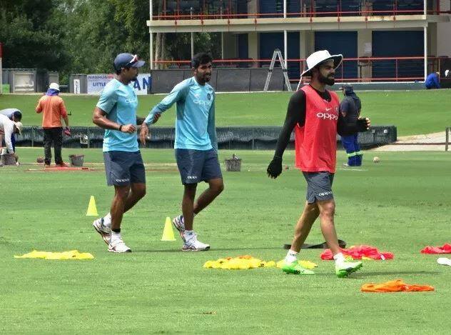 दक्षिण आफ्रिकेविरुद्धच्या केपटाऊन कसोटी टीम इंडियाला 72 धावांनी पराभव स्वीकारावा लागला. त्यानंतर आता टीम इंडिया 13 जानेवारीपासून सुरु होत असलेल्या दुसऱ्या कसोटीसाठी कसून सराव करत आहे.