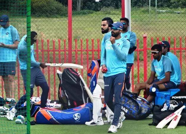 सराव सत्रात रवींद्र जाडेजाने गोलंदाजी आणि फलंदाजीचा कसून सराव केला. ताप आल्यामुळे पहिल्या कसोटीला तो मुकला होता, ज्यामुळे आर. अश्विनला संधी देण्यात आली होती.