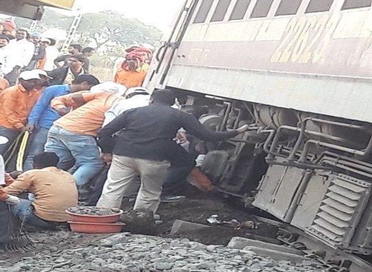 Ahmednagar : Goa Nizamuddin Express accident avoided latest update मोटरमनचं प्रसंगावधान, गोवा-निजामुद्दीन एक्स्प्रेसचा अपघात टळला