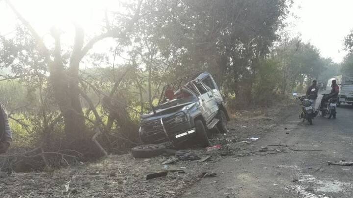 त्यावेळी ऊसाची वाहतूक करणारा ट्रॅक्टर आणि क्रूझर यांची धडक होऊन भीषण अपघात झाला.