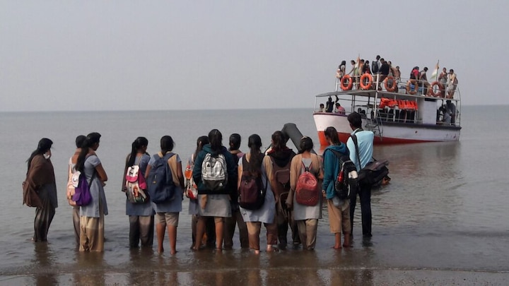 boat callapsed in Dahunu sea due to selfie photo session डहाणूत सेल्फीच्या मोहाने 40 जणांची बोट समुद्रात उलटली