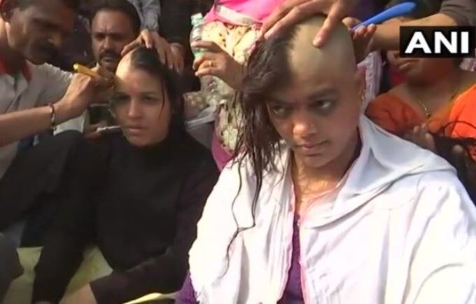 woment teachers shaved heads part adhyapak adhikar yatra protest in madhya pradesh समान वेतनासाठी शंभर महिला शिक्षिकांचं सामूहिक मुंडन