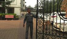 फोटोग्राफर कमलाकर कुबल यांच्यावर सिक्युरीटी गार्डच्या नोकरीची वेळ