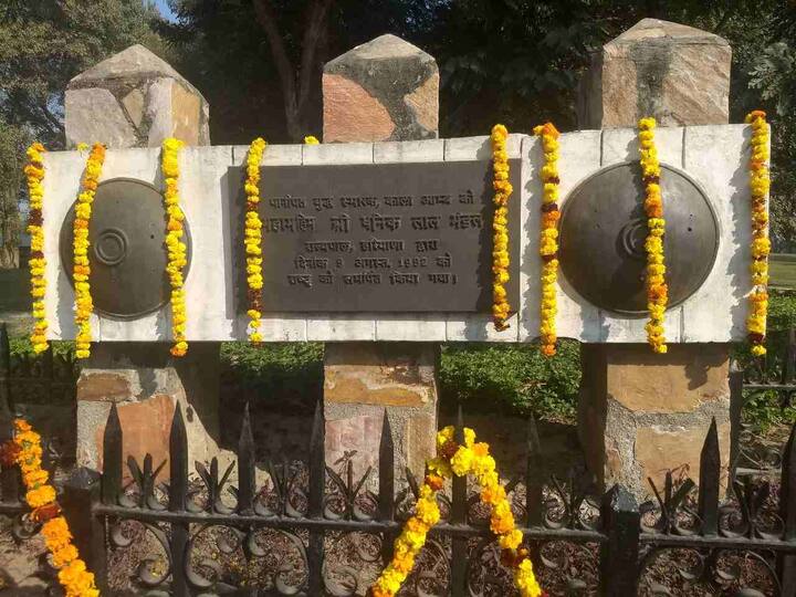 शहीद स्मारकाशेजारी पणती लावून आपल्या पूर्वजांना नमन करण्यासाठी शेकडो महिलाही या ठिकाणी उपस्थित होत्या. जय शिवाजी, जय भवानीचा गजर करत आणि शिवरायांच्या पराक्रमाचा पोवाडा हरियाणवीमधून सादर करत हरियाणामधल्या या रोड मराठा समाजाने आपण स्थायिक जरी दूरवर असलो तरी नाळ मात्र मराठी अस्मितेशी जोडली असल्याचं दाखवून दिलं.