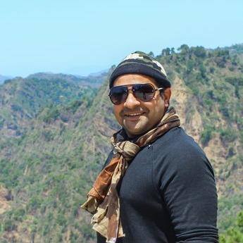 आशुतोष शिंदे यांनाही शिल्पा ट्विटरवर फॉलो करते. आशुतोष हे शिल्पाचे भाऊ आहेत.