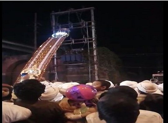 Solapur : Nandidhwaj falls on transformer in Siddharameshwar Yatra latest update सिद्धरामेश्वराच्या यात्रेत नंदीध्वज ट्रान्सफॉर्मरवर कोसळला, पण...