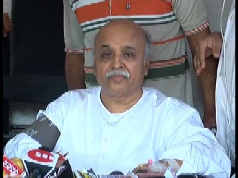 VHP leader Praveen Togadia gains consciousness, his condition improving माझा एन्काउंटर करण्याचा कट, प्रवीण तोगडिया ढसाढसा रडले