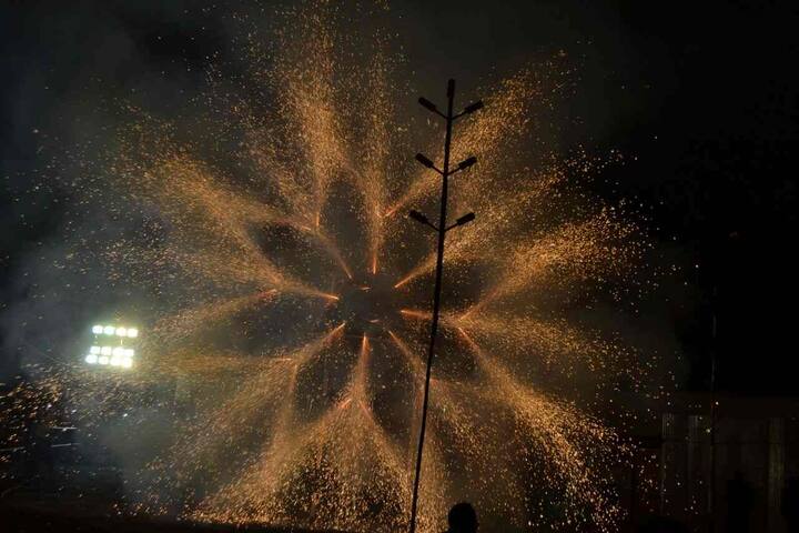 शिवयोगी सिद्धरामेश्वर यात्रेच्या पाचव्या दिवशी शोभेच्या दारुकामाने रंगत आणली. (फोटो सौजन्य - संदीप वाडेकर, सोलापूर)