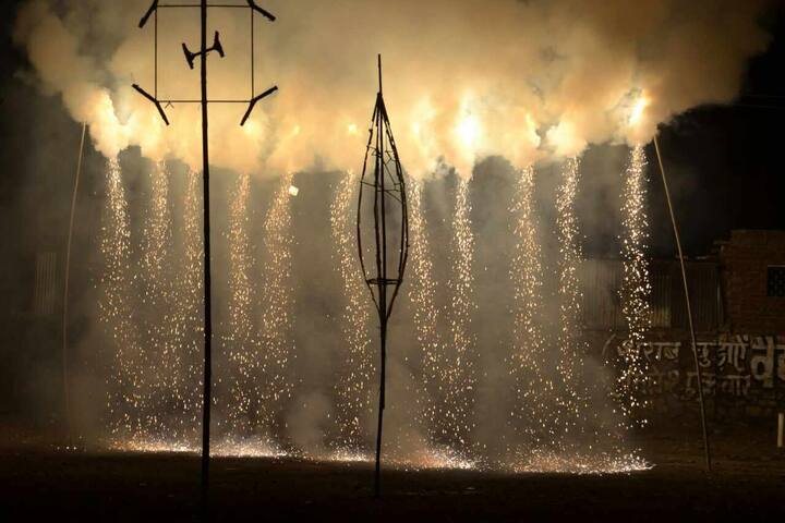 दरवर्षी होम मैदानावर हा नेत्रदीपक सोहळा होत असतो.