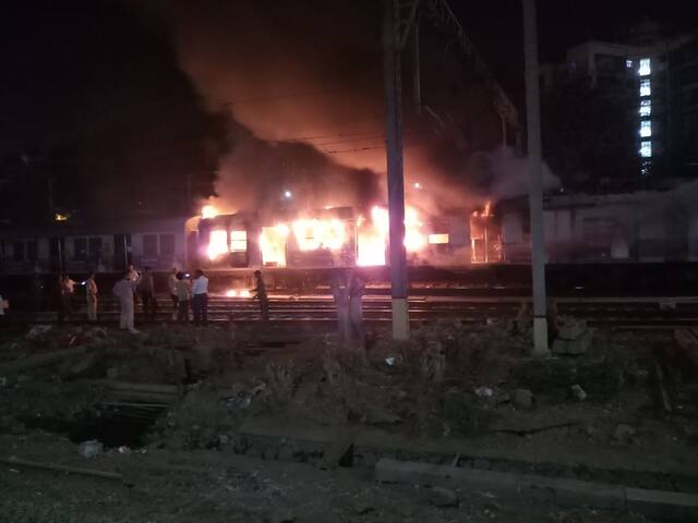 ठाणे रेल्वे स्टेशनवर लोकलला आग, एक डबा खाक