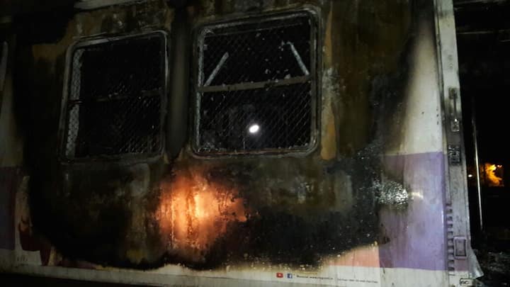 आगीत लोकलचा एक डबा जळून खाक झाला.