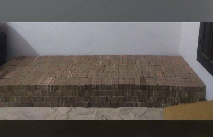3 गाद्यांमध्ये 100 कोटीच्या जुन्या नोटा, यूपीत जुन्या नोटांचं घबाड Kanpur: Police seized demonetised currency notes Rs 100 crore, 10 people arrested 3 गाद्यांमध्ये 100 कोटीच्या जुन्या नोटा, यूपीत जुन्या नोटांचं घबाड