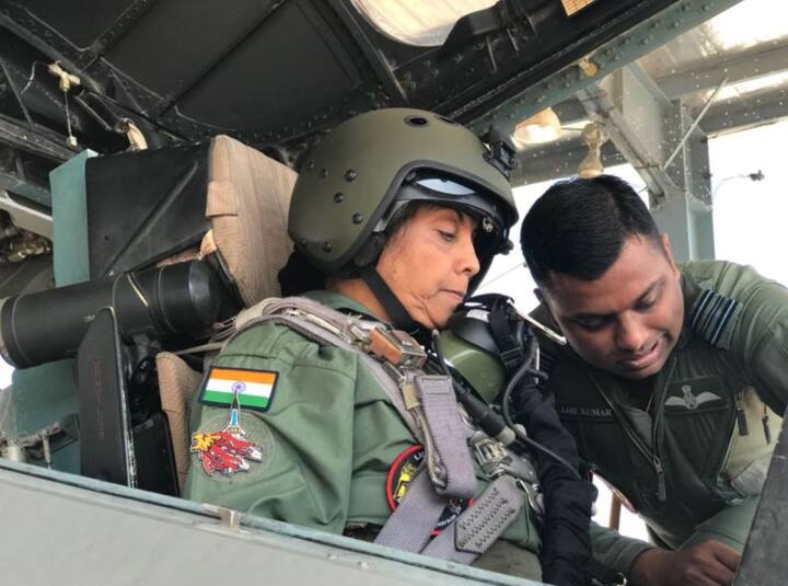 देशाच्या पहिल्या महिला संरक्षण मंत्री निर्मला सीतारमण यांनी आज सुखोई विमानातून भरारी घेतली. हवाई दलाच्या जोधपूर विमानतळाहून त्यांनी सुखोई-30 एमएके या विमानातून उड्डाण केलं. 