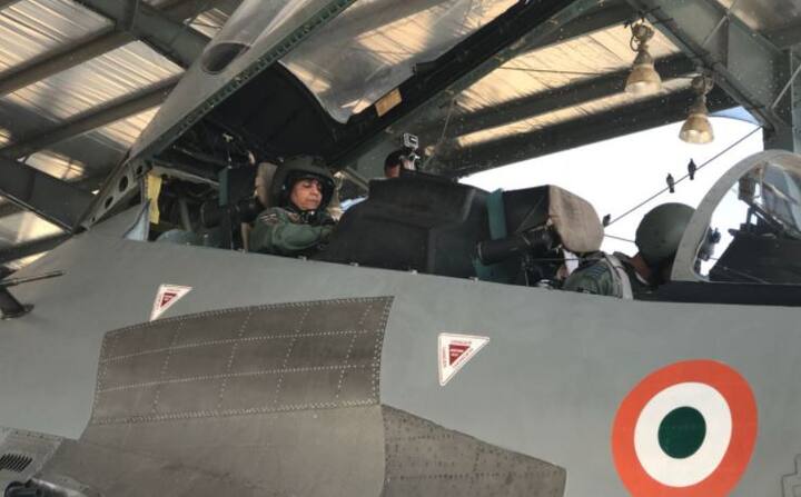 सुखोईतून उड्डाण करणाऱ्या त्या पहिल्या महिला संरक्षण मंत्री ठरल्या आहेत. यापूर्वी माजी राष्ट्रपती प्रतिभा पाटील यांनीही सुखोईतून भरारी घेतली होती. 