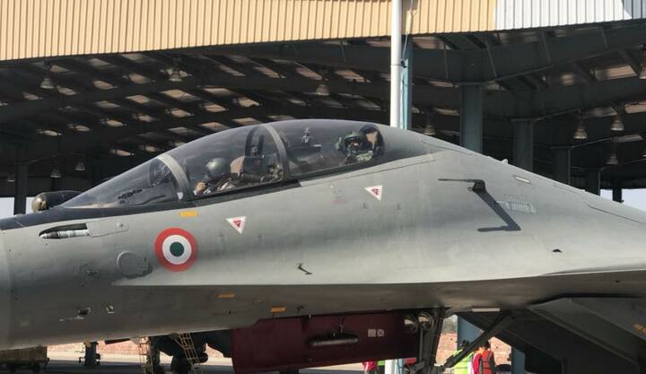 संरक्षण मंत्रिपद स्वीकारल्यापासून निर्मला सीतारमण या जवानांना प्रोत्साहन देण्याचं काम करत आहेत. त्यांनी भारत-पाकिस्तान सीमा, भारत-चीन सीमेवर हजेरी लावली होती. त्यांनी अरुणाचल सीमेवर हजेरी लावली होती, त्यावेळी चीन सैनिकांनीही त्यांना अभिवादन केलं होतं. 