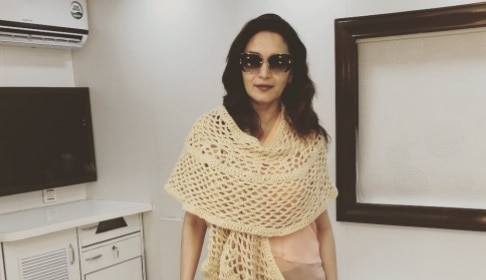 Madhuri Dixit tweeted by wearing a scarf made of a mother latest update माधुरीसाठी 85 वर्षाच्या आईने बनवला स्कार्फ!